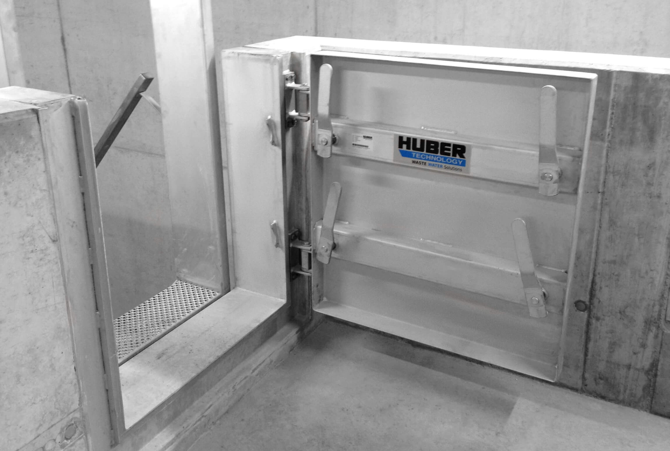 Half-height pressure-tight door for small accumulation areas, open on top Half-height pressure-tight door for small accumulation areas