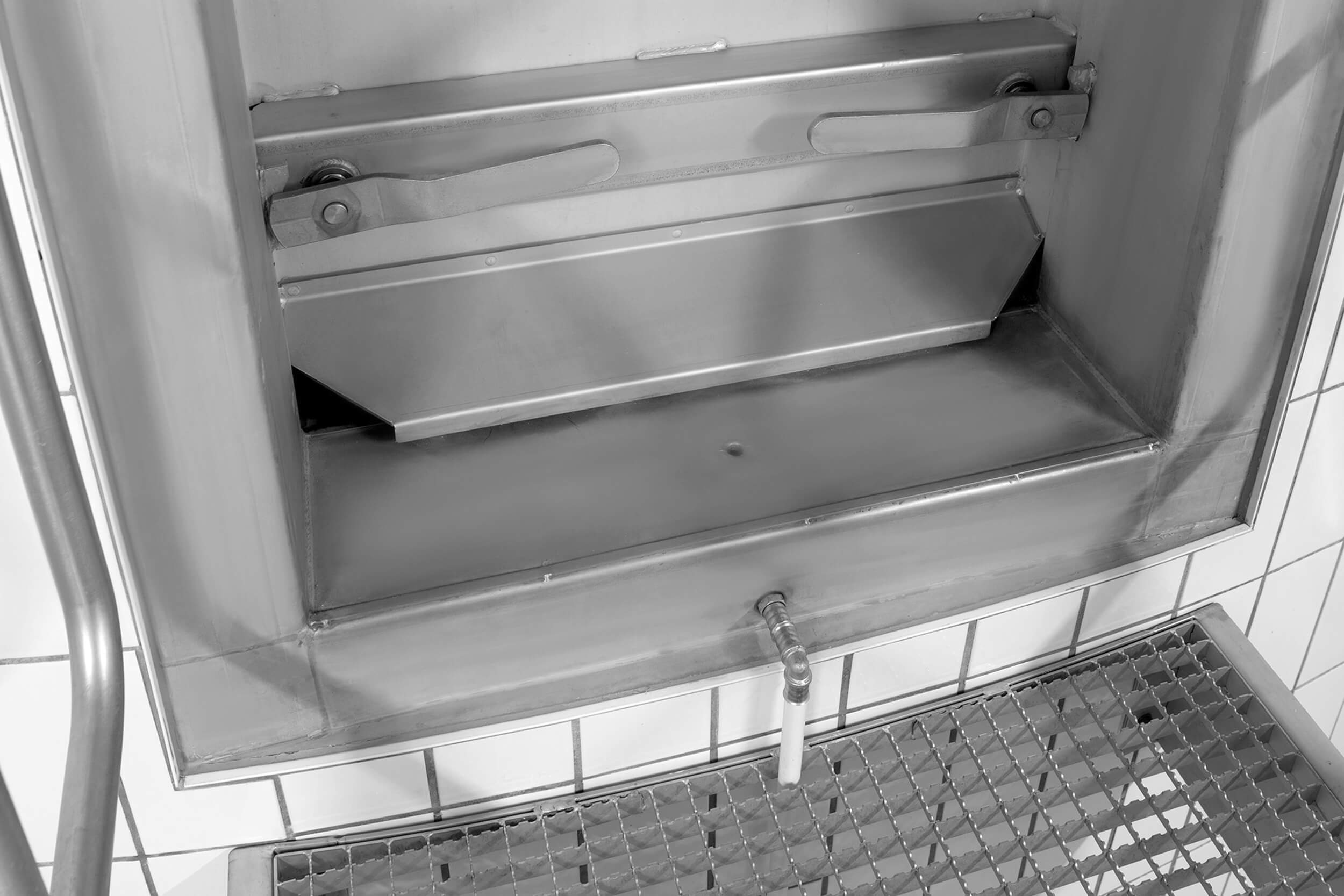 HUBER pressure-tight door TT7 with optional condensation water drain HUBER pressure-tight door TT7 with optional condensation water drain