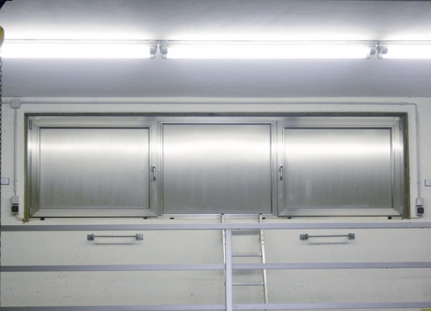 Window with thermo glass and reversible hinged frame F4