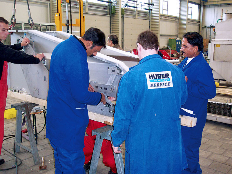The HUBER service technicians stationed worldwide are regularly trained at the headquarters in Germany and are competent on-site contacts for our customers.