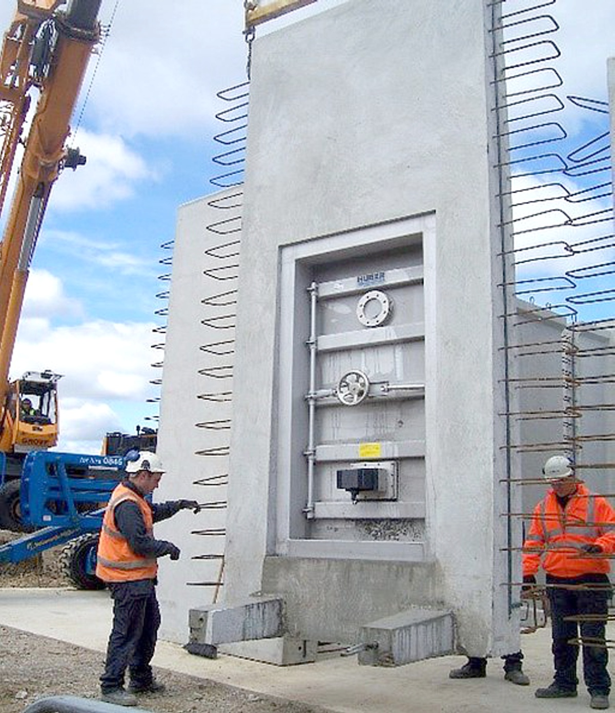 Installation of HUBER TT7 pressure tight stainless steel submarine door Installation of HUBER TT7 pressure tight stainless steel submarine door