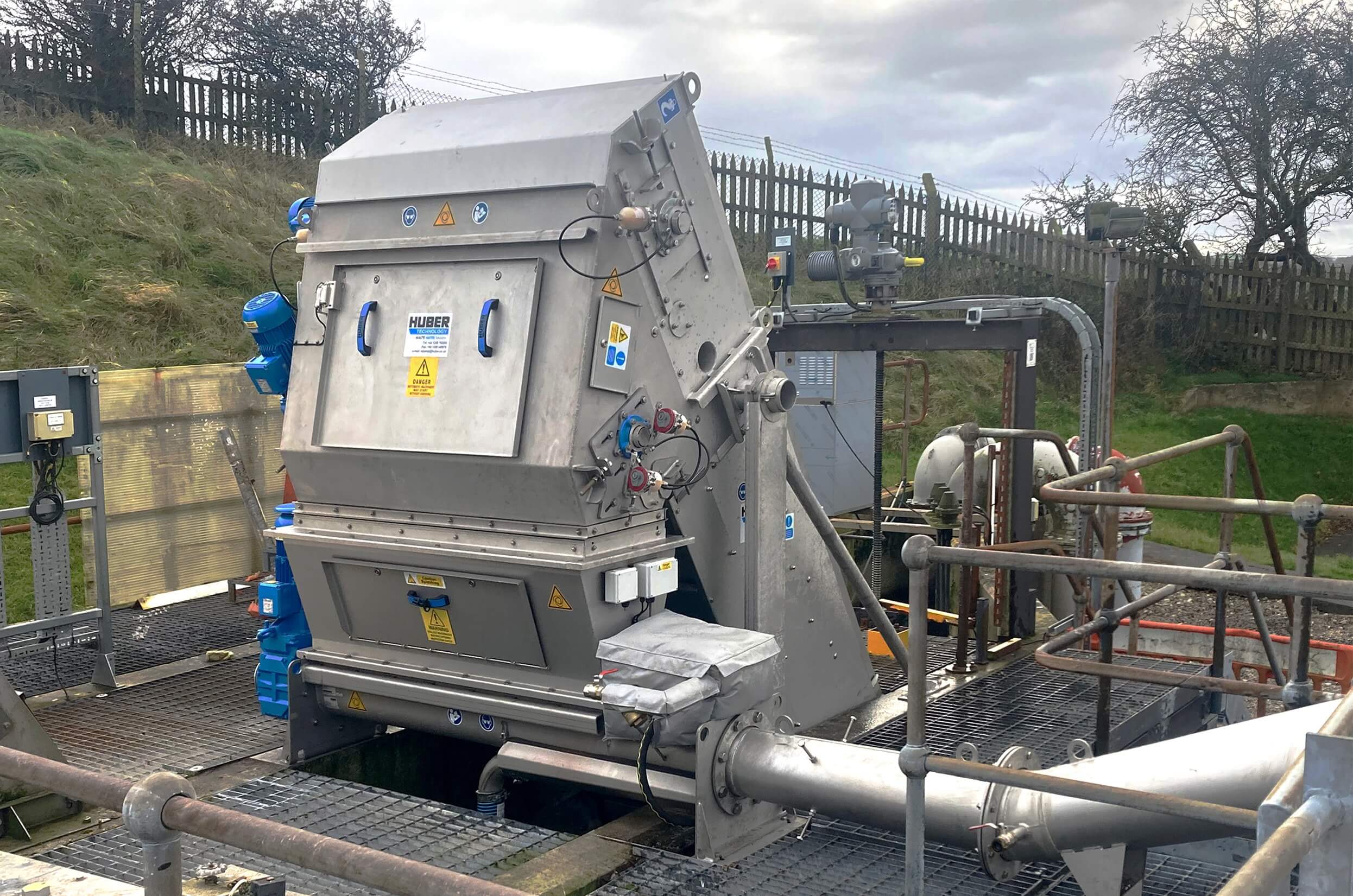 HUBER Belt Screen EscaMax® and subsequent Wash Press WAP (Launder version) installed in Carnforth, Lancashire HUBER Belt Screes EscaMax® and subsequent Wash Press WAP with Launder Channel Feed installed in Carnforth, Lancashire