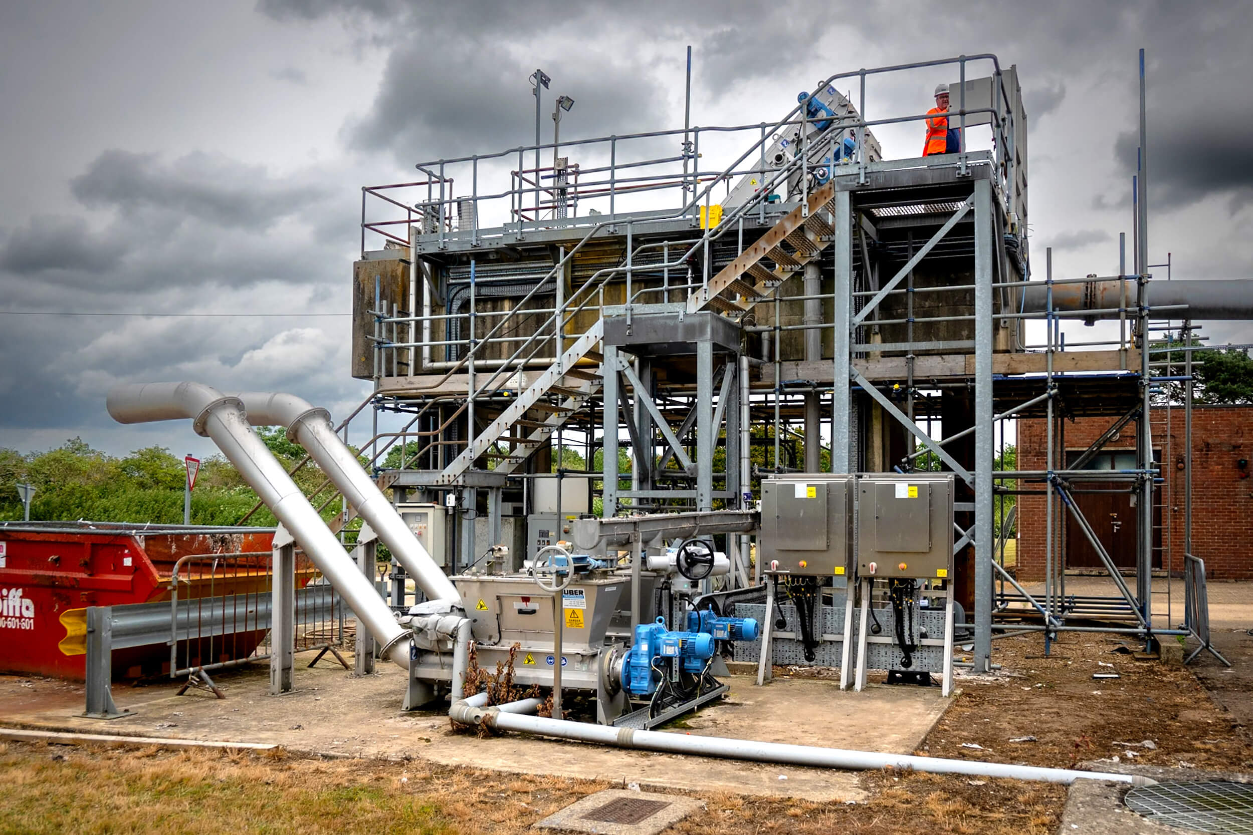 HUBER HUBER Multi-Rake Bar Screens RakeMax® and Wash Presses WAP with Launder Channel Feed at Wisley, UK HUBER HUBER Multi-Rake Bar Screens RakeMax® and Wash Presses WAP with Launder Channel Feed at Wisley, UK