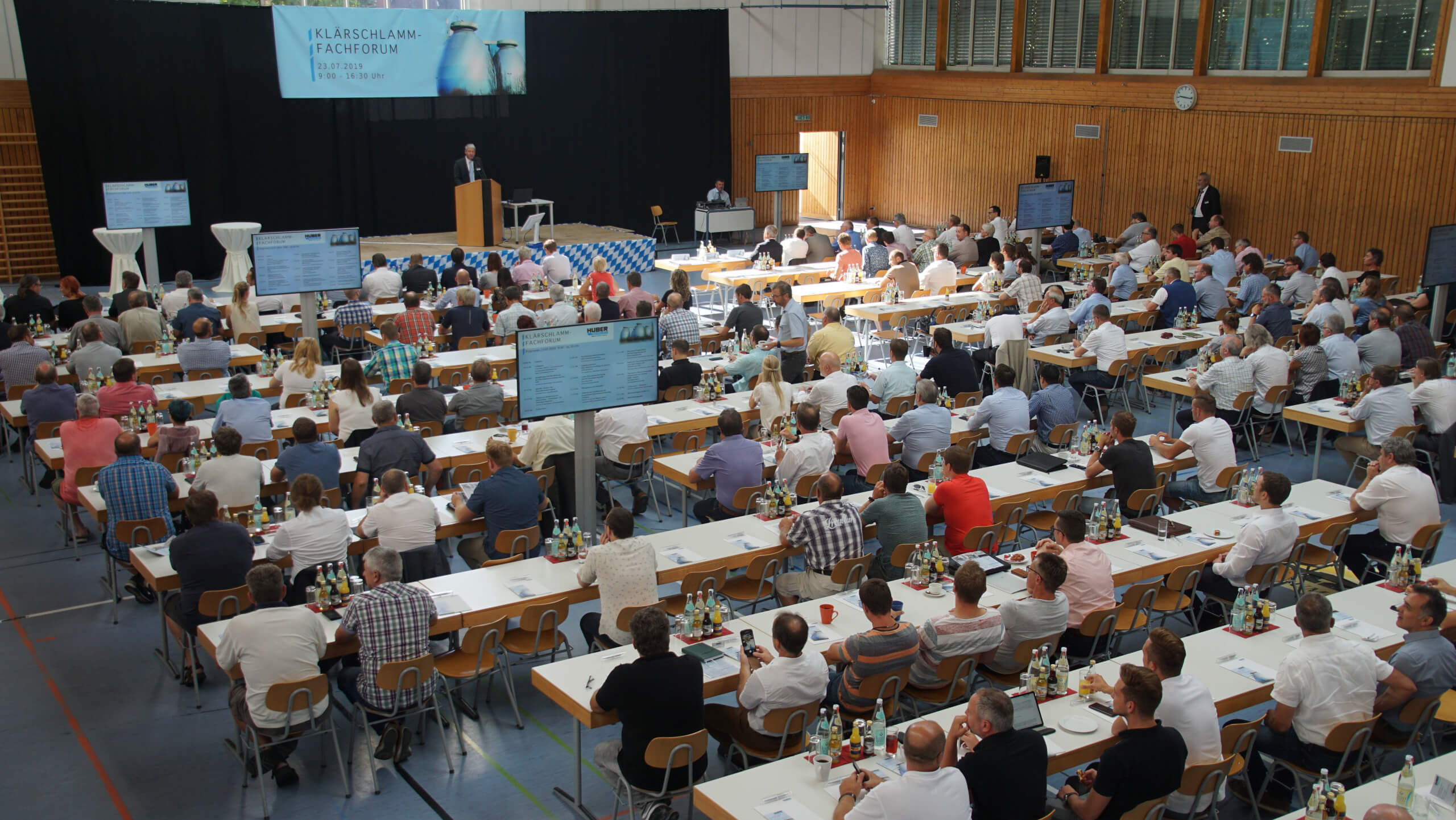 The well-attended Europahalle at Berching - more than 300 guests had come to inform themselves and listen to excellent presentations of the experts news-19-07-klaerschlammfachforum-berching-halle1