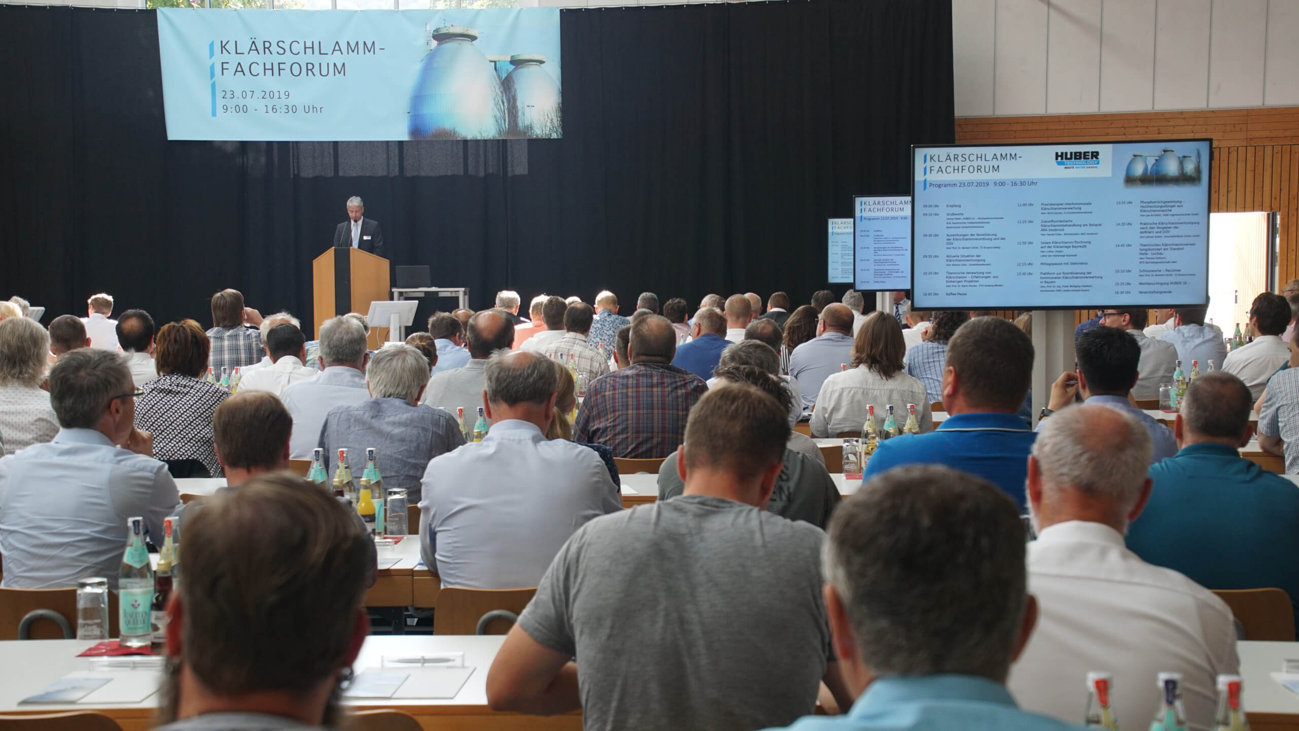 The innovative approaches of the presentations and the concepts for secured sewage sludge disposal were met with lively interest from the audience The innovative approaches of the presentations and the concepts for secured sewage sludge disposal were met with lively interest from the audience